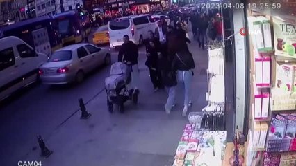 Fatih'te kadının cep telefonunu çalan kapkaççıyı vatandaşlar böyle yakaladı