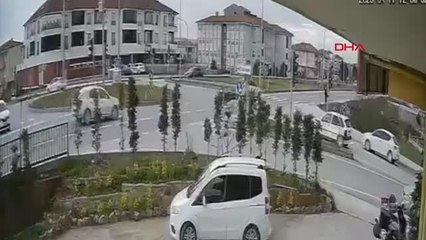 ELEKTİKLİ ARACA ÇARPMAMAK İÇİN MANEVRA YAPAN OTOMOBİL BAHÇEYE UÇTU: 1 YARALI