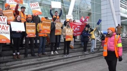 Los médicos residentes van al paro en Inglaterra por disputa salarial