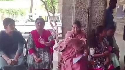 खंडवा: शराब दुकान का विरोध, महिलाएं पहुंची कलेक्ट्रेट कार्यालय