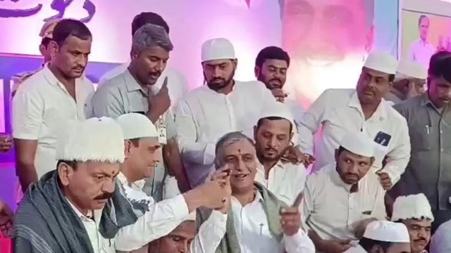 ఉపవాస దీక్షలు విరమింపజేసిన మంత్రి హరీష్ రావు