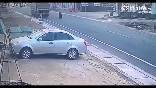 Un pneu de camion fait sa route tout seul et ça fait mal