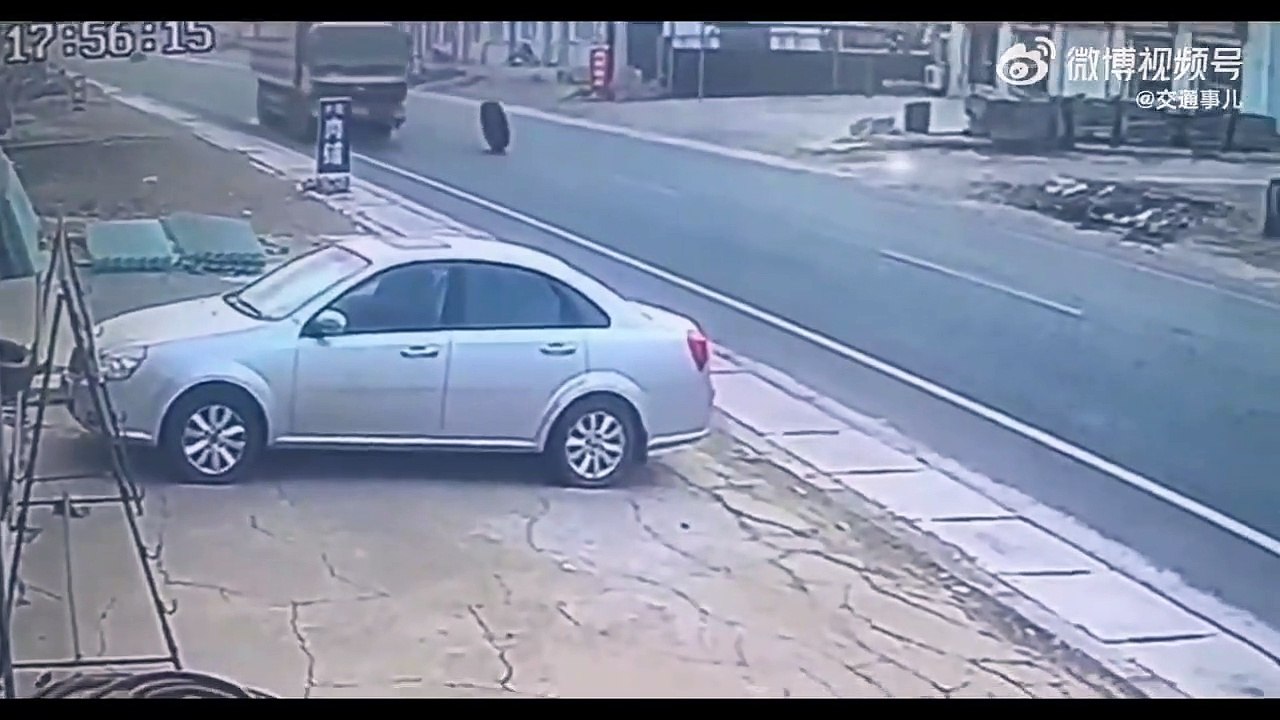 Un pneu de camion fait sa route tout seul et ça fait mal