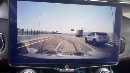 Un conducteur un peu énervé oublie de freiner