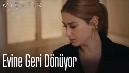 Evine geri dönüyor