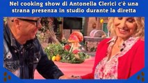 Nel cooking show di Antonella Clerici c'è una strana presenza in studio durante la diretta
