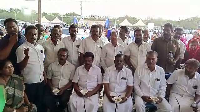 முதல்வரின் புகைப்பட கண்காட்சியை பார்த்துவிட்டு மைதானத்திலேயே நோன்பு திறந்த இஸ்லாமியர்கள்