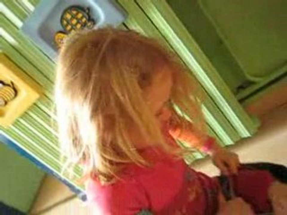 Marie met le pantalon a camille