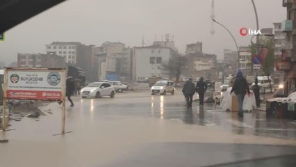 Sağanak yağış Malatya'da sokakları göle çevirdi