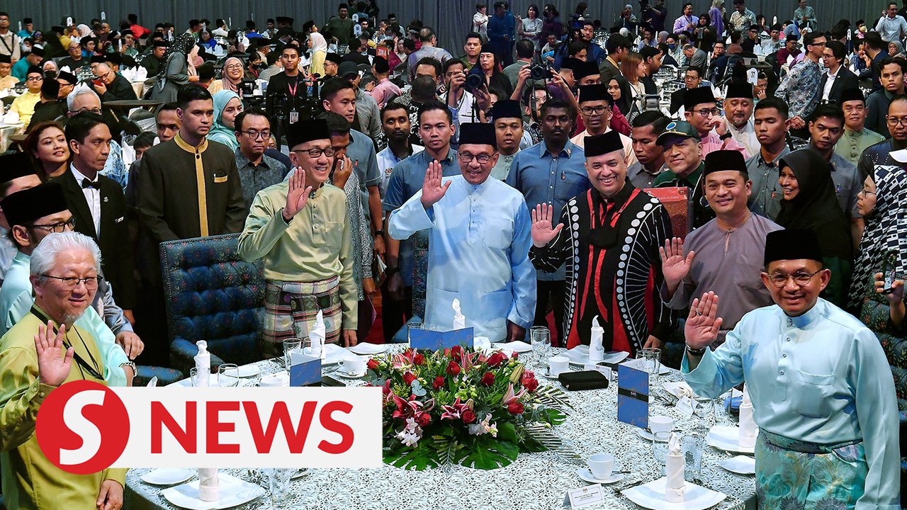 Anwar breaks fast with media, artistes - video Dailymotion