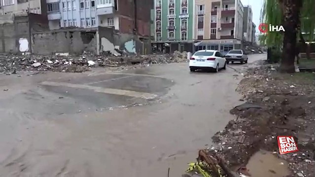 Adıyaman’da şiddetli yağış cadde ve sokakları göle çevirdi