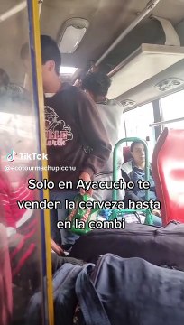 Joven vende latas de cerveza en combis