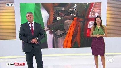 Noiva chega para casamento em retroescavadeira 11/04/2023 13:47:22