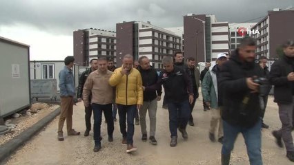 Depremzede çocuklara bayram harçlığı dağıtıldı
