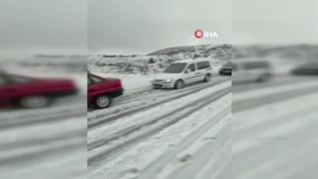 Dolu yağışı kazalara neden oldu, karayolunda trafik durma noktasına geldi