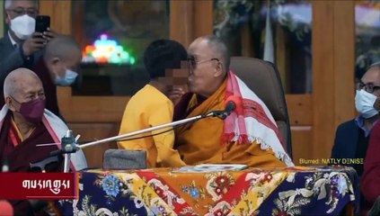 Dalái Lama le pide a un niño que le “chupe su lengua”