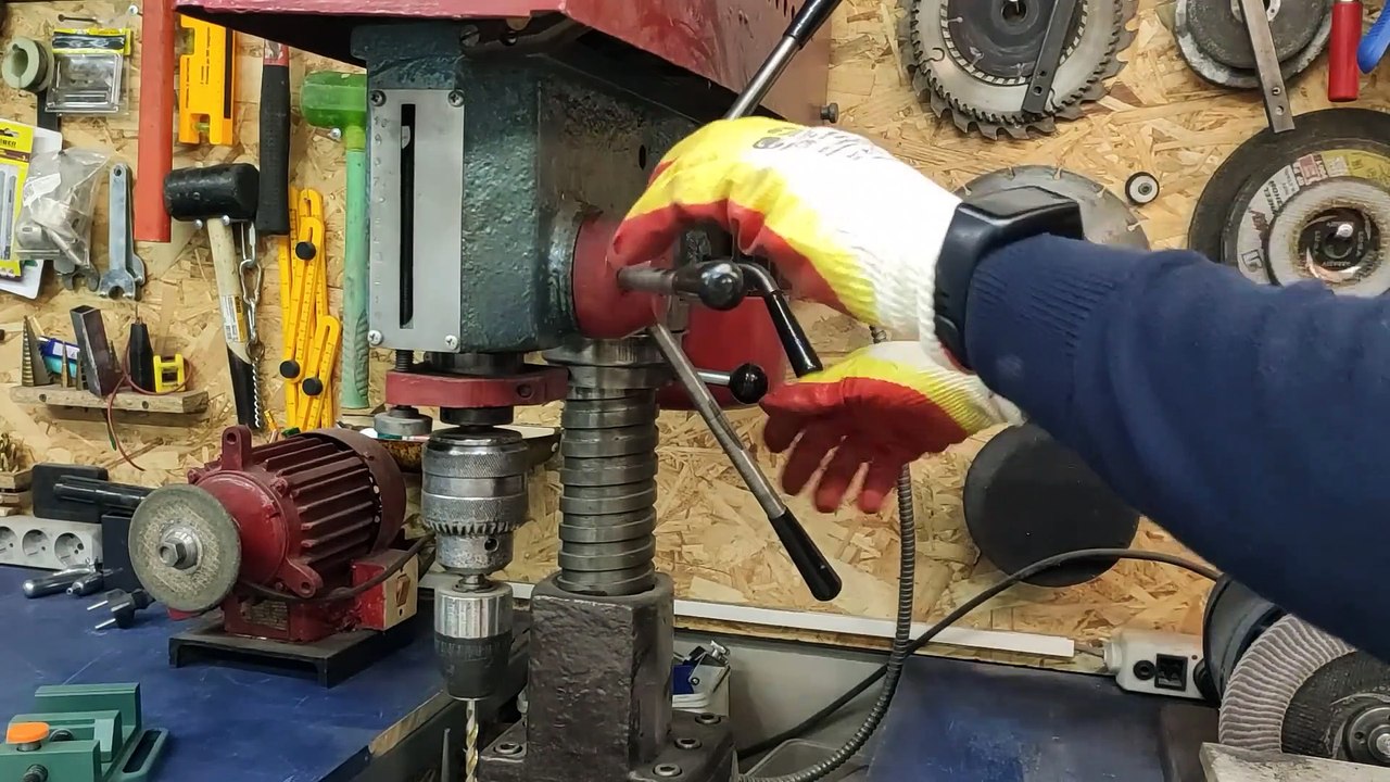 A brilliant idea from a drill chuck, this homemade product will come in handy for every craftsman