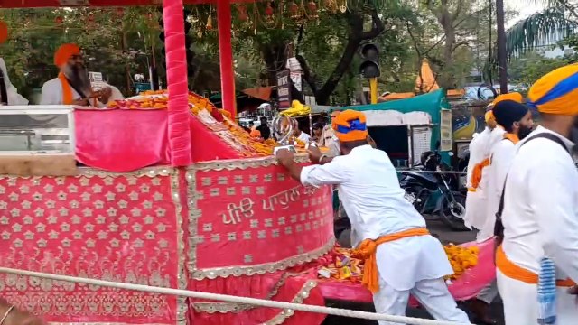 - बैसाखी और गुरु तेगबहादुर के जन्मोत्सव पर निकला चल समारोह