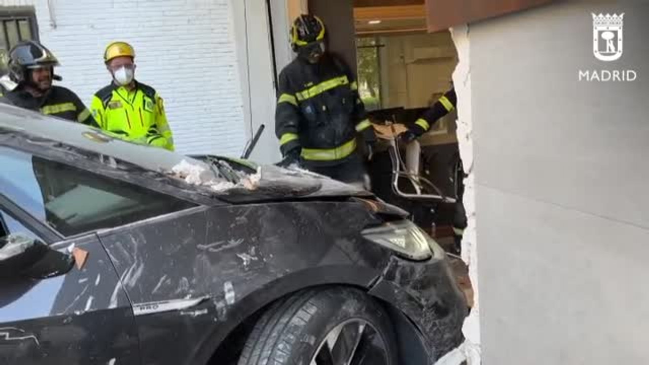 Un coche se empotra contra la fachada de una empresa en Madrid