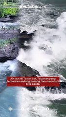 Air laut di Tanah Lot, Tabanan yang terpantau sedang pasang dan menutupi area pantai, sehingga membuat tempat tersebut seperti di tengah lautan.