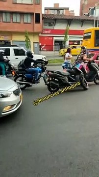 Colisión entre dos mujeres motociclistas terminó en golpes