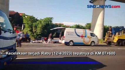 Truk Kecelakaan di Tol Japek, Ikan Segar Berserakan di Jalan