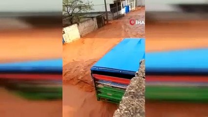 Şanlıurfada sağanak yağış sele neden oldu