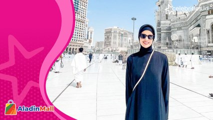 Gaya Berbusana Nia Ramadhani Curi Perhatian, Cantik saat Umrah