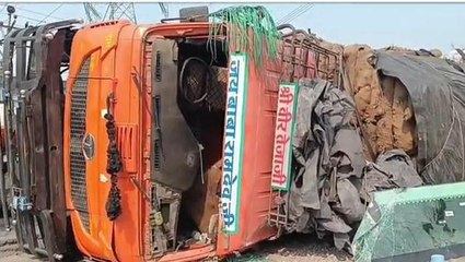 রাস্তার পাশে উল্টে গেল কয়লা বোঝাই ট্রেইলার