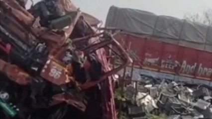 Video: जोरदार टक्कर और खून से सनी सड़क, मची चीख पुकार...