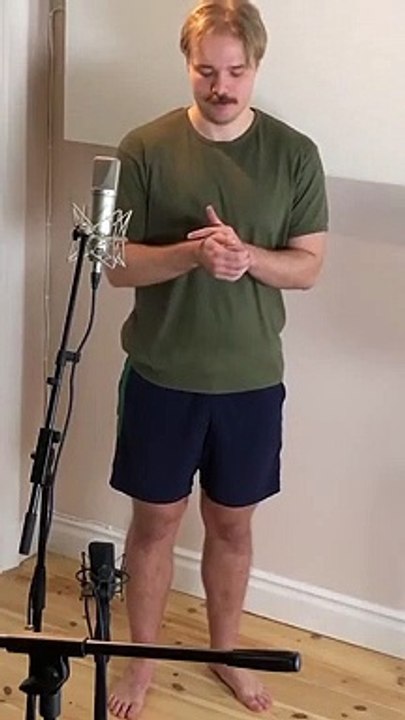 Estala 46 articulações diferentes do corpo em três minuto e bate recorde