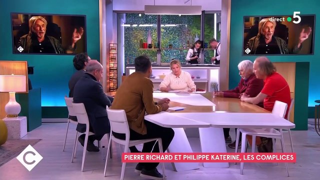 Anne-Elisabeth Lemoine fait un gaffe face à l’acteur Pierre Richard qui la recadre en direct dans « C à vous » : « Je ne voulais pas le dire » - Regardez