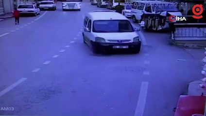 Dalgın sürücü hafif ticari aracıyla markete böyle daldı