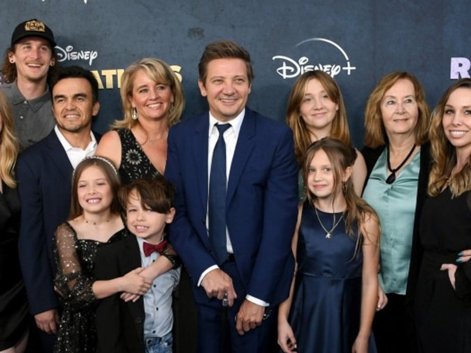 Jeremy Renner: 'Etwas ramponiert' zurück auf dem roten Teppich