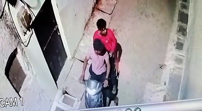 आधी रात घर पर शुरु हो गई फायरिंग और बमबारी, हैरान कर देने वाला वीडियो CCTV में कैद