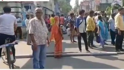 হুগলি:কাজ করেও মিলছেনা বেতন,পুরসভার সামনে বিক্ষোভ অবরোধ অস্থায়ী কর্মীদের