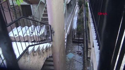 AVCILAR'DA MERDİVENLERİ ÇÖKEN 50 YILLIK BİNA MÜHÜRLENDİ