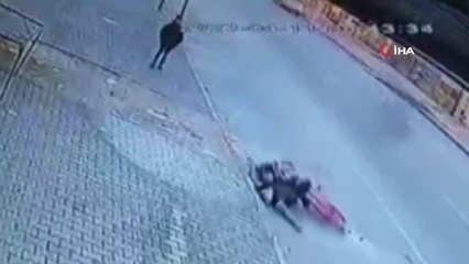 Adana'da otomobilin bisikletliye çarpma anı kamerada
