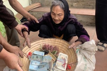 Phía sau câu chuyện phát hiện bọc tiền của bà cụ để quên trong túi nilong