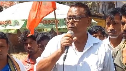 বীরভূমঃ পুলিশকে ঝাঁটা-লাঠি নিয়ে তাড়ার নিদান!