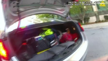 شاهد: تبادل لإطلاق النار بين الشرطة ولص داخل بنك في لويزفيل