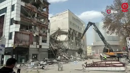 Malatya'da ağır hasarlı binaların yıkımı ve enkaz kaldırma çalışmaları sürüyor