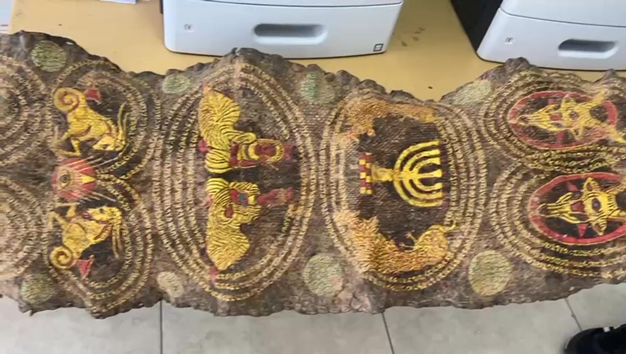 Antik Mısır dönemine ait piton derisine işlenmiş eser ele geçirildi