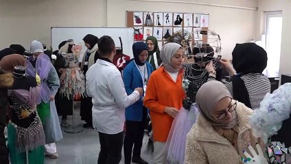 Bursa’da gazete kağıtları ve atık plastikten kıyafet yapıyorlar