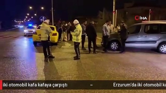 Erzurum'da iki otomobil kafa kafaya çarpıştı