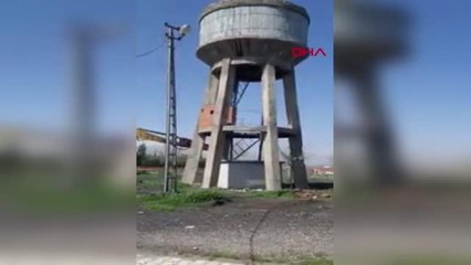 Diyarbakır'da deprem hasarı gören su kulesi kontrollü olarak yıkıldı
