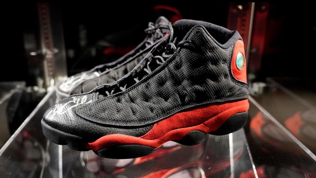 Une paire de baskets de Michael Jordan vendue 2,2 millions de dollars aux  enchères, un record - Vidéo Dailymotion