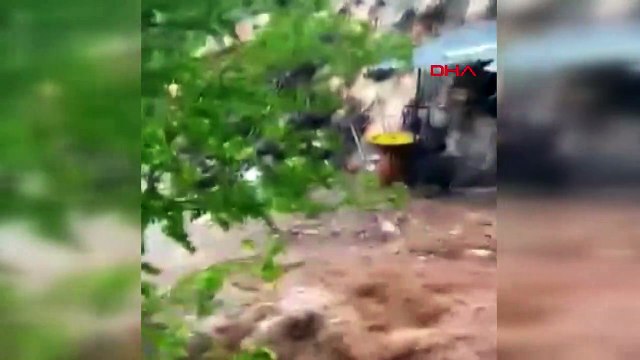 Sağanak yağmurla dere taştı tarihi çarşıyı su bastı