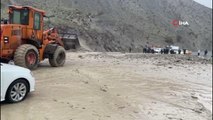 Hakkari-Van karayolu toprak kayması nedeniyle ulaşıma kapandı