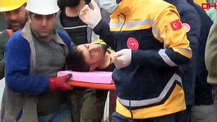 Kuyuya düşen inşaat işçisinin ayağına demir saplandı!